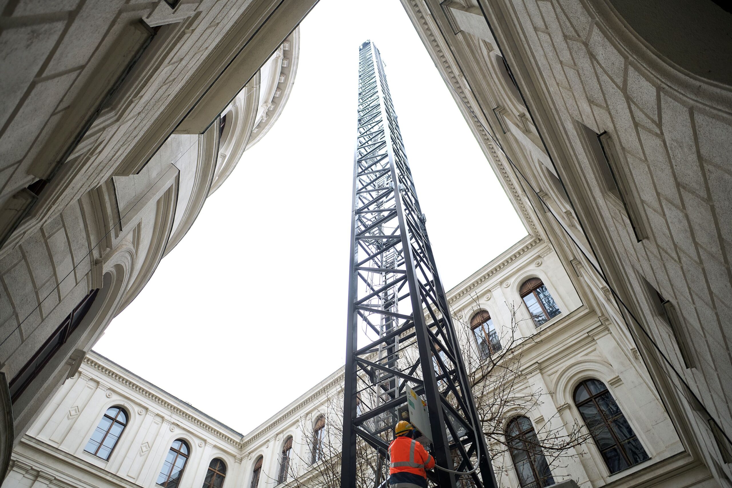 The Raimondi T187 has been installed in a very challenging jobsite location in the heart of Budapest, Hungary